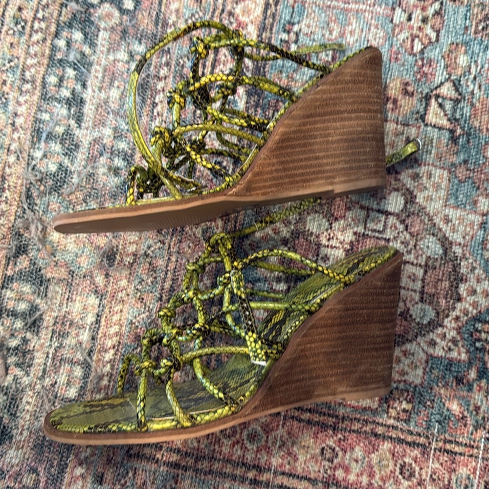 Super fun NWOT ASOS ankle strap alligator sandals!